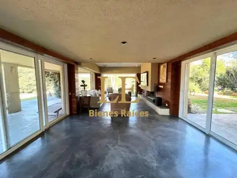 Casa 6 ambientes con 4 baños