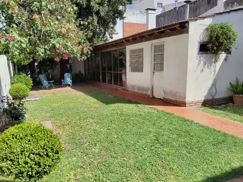Amplia Casa En 2 Plantas - 2 Cocheras - Parque Con Quincho Y Parrilla - -