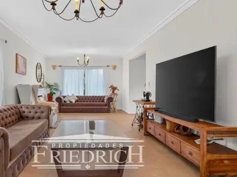 Casa en Venta con 3 cocheras