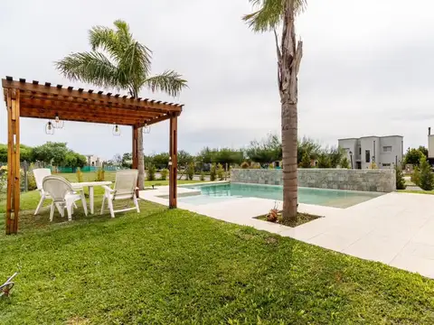 Casa en Alquiler en Pilar Del Este, USD 1.600