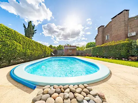 VENTA CASA P. Esther 2 dorm. jardin pileta.