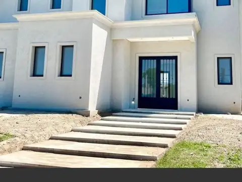 Casa en Venta con 2 cocheras