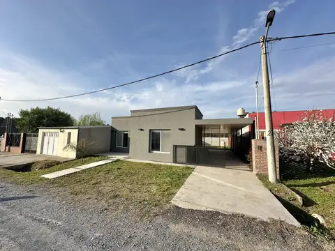 Casa en Venta de 2 dormitorios. Patio con parque, galería con parrilla. Cochera. Barrio Ebenezer.