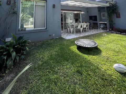 Casa en Venta Barrio con Portón