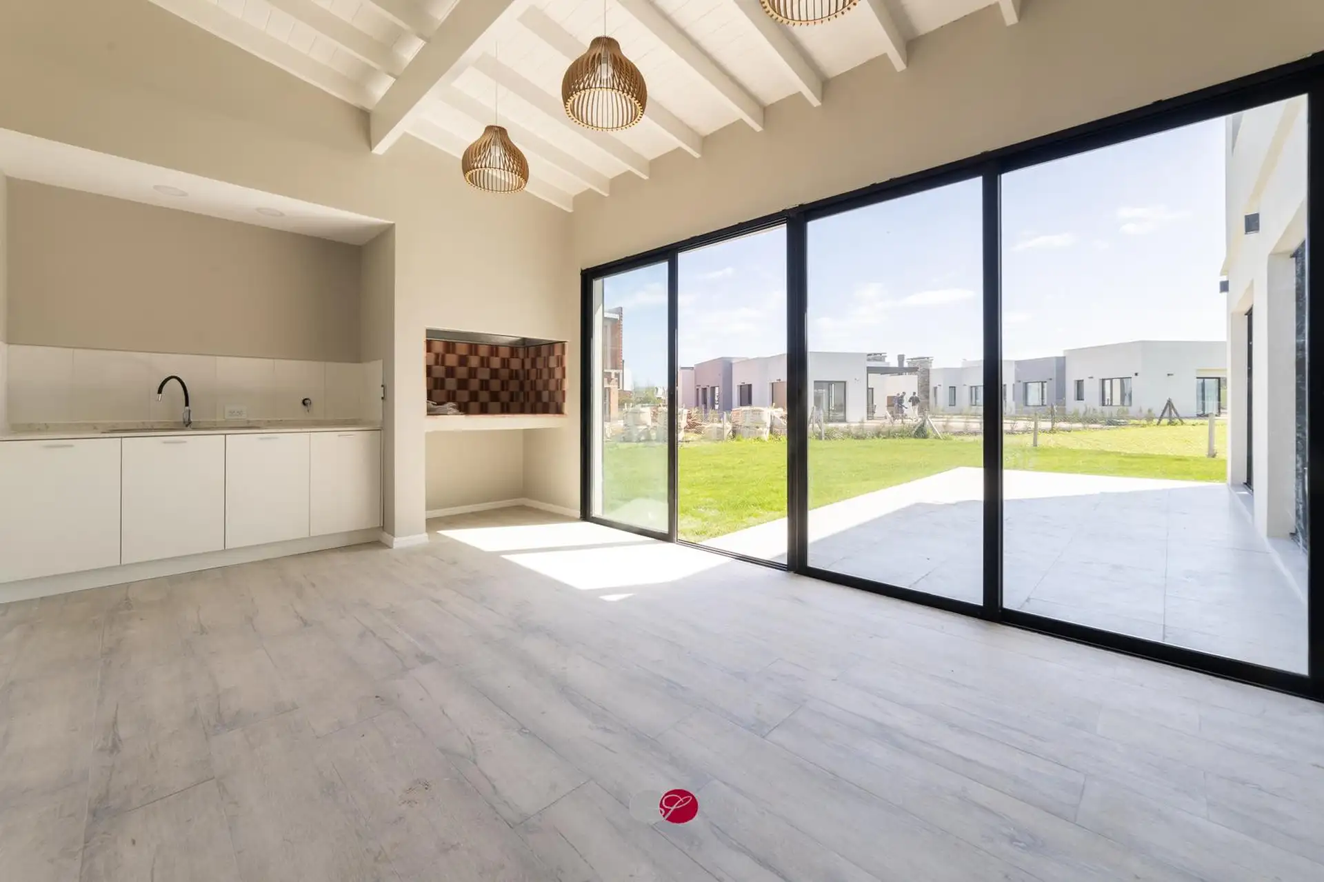 Casa a estrenar 4 dorm, 205m² con quincho y parrilla — lote 623m², Rumenco Joven