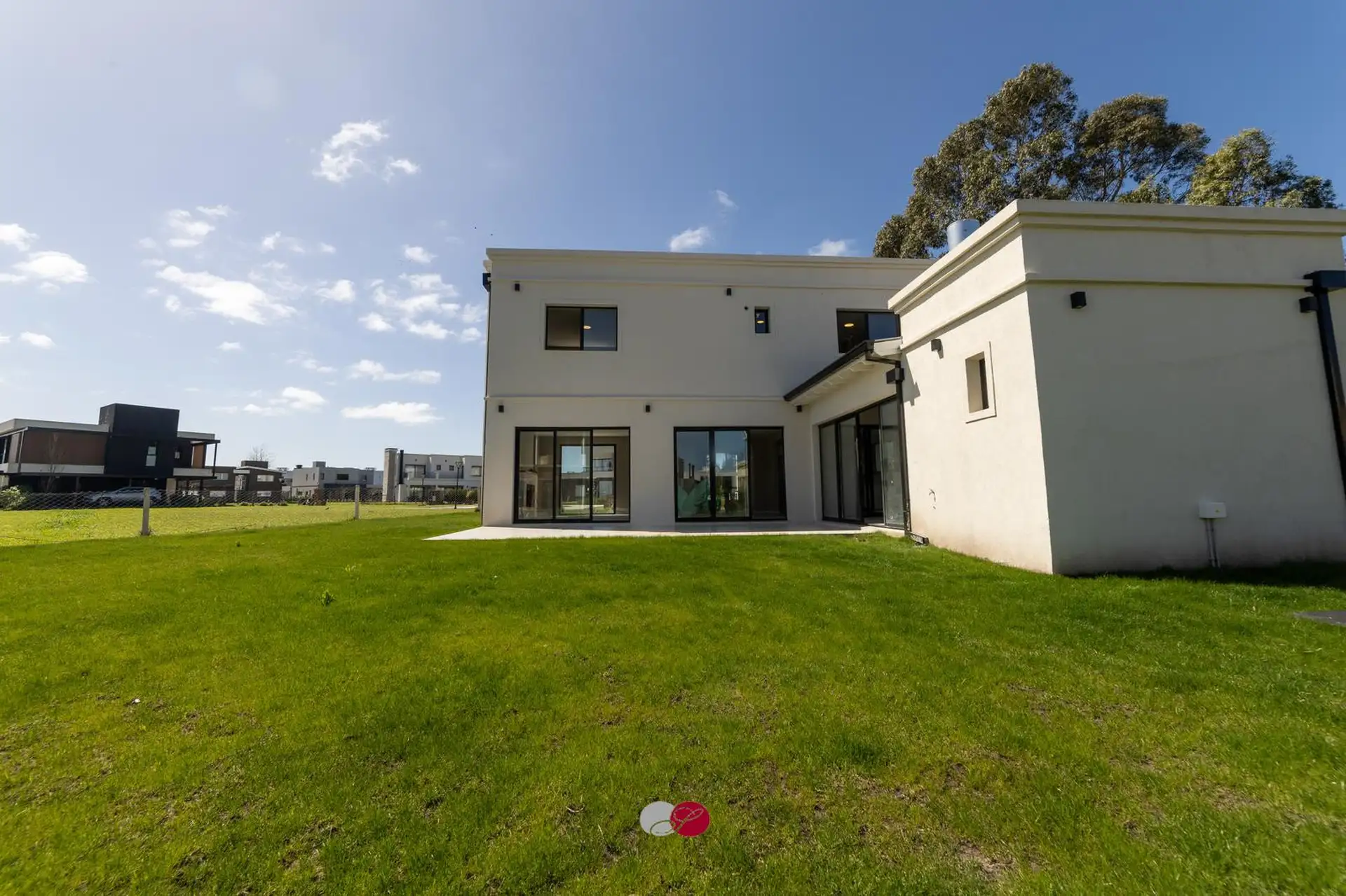Casa a estrenar 4 dorm, 205m² con quincho y parrilla — lote 623m², Rumenco Joven