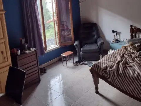 Venta casa tipo PH, entrada independiente, sin expensas. entrada auto, patio, 3 amb.