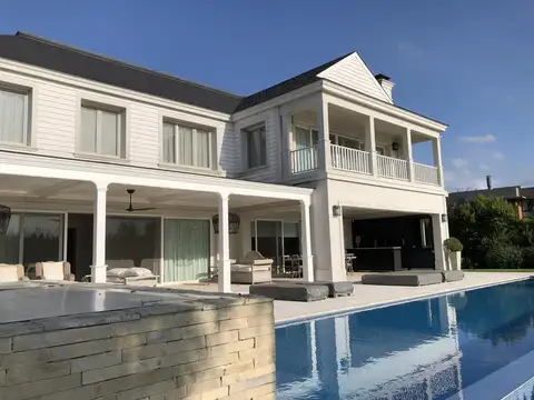 Excelente residencia en venta en Albanueva con amarra, sobre el canal central