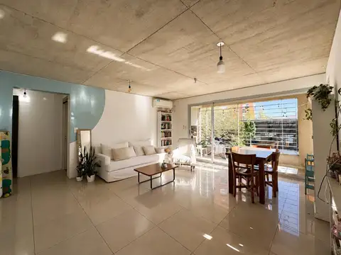 Departamento 3 ambientes con balcón, parrilla y cochera