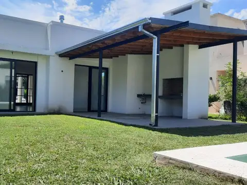 Casa Con Pileta En Santa Clara M099v