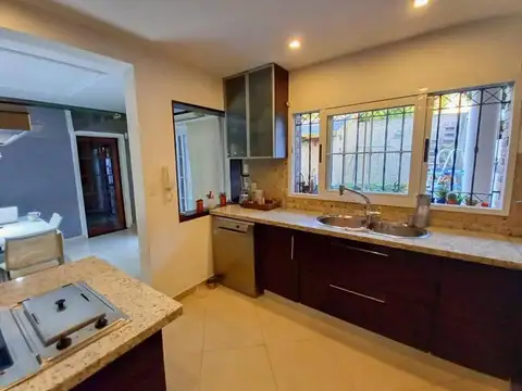 Casa 4 ambientes con 5 baños