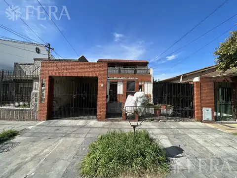 Venta casa multifamiliar con cochera en Wilde