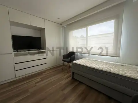 Casa en Alquiler con 4 cocheras