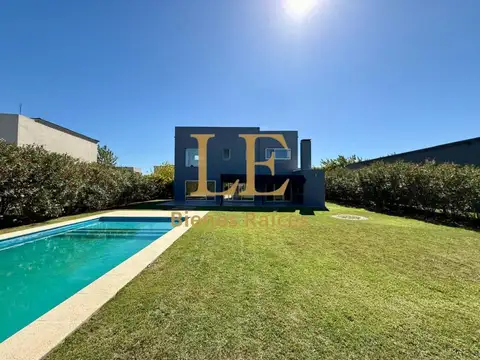 Casa en Alquiler con 4 cocheras