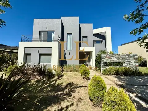 Casa 5 ambientes con 4 baños