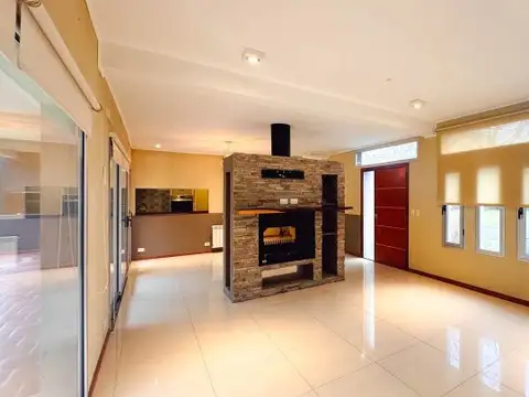Casa en Alquiler con 1 cochera