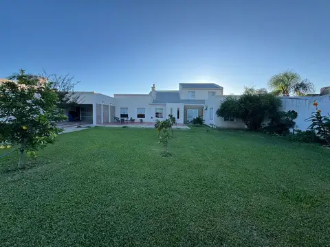 Vendo Espectacular Casa Con Oficina Comercial en Caseros, Entre Ríos.