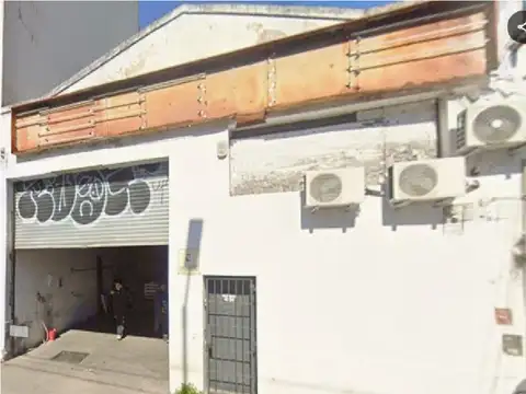 EXCELENTE GALPON CON FURZA MOTRIZ A UNA CUADRA DE RIVADAVIA 