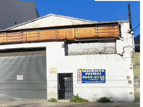 EXCELENTE GALPON CON FURZA MOTRIZ A UNA CUADRA DE RIVADAVIA 