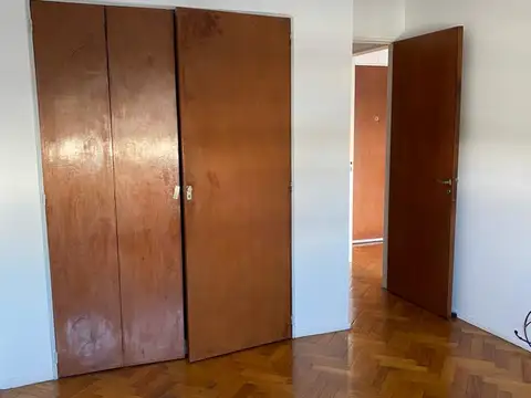 AMPLIO Y LUMINOSO DEPARTAMENTO  DE 1 DORMITORIO CON HERMOSA VISTA , BALCÓN  BAULERA