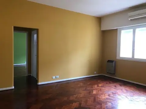 Chile 800 2°- Amplio departamento de dos ambientes