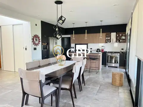 Casa 4 ambientes con 4 baños