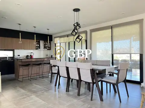Casa en Venta con 2 cocheras