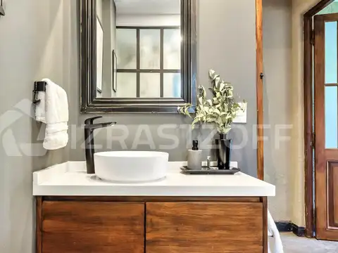 Casa  de diseño en  Altos del Barranco   con cuarto en Planta baja