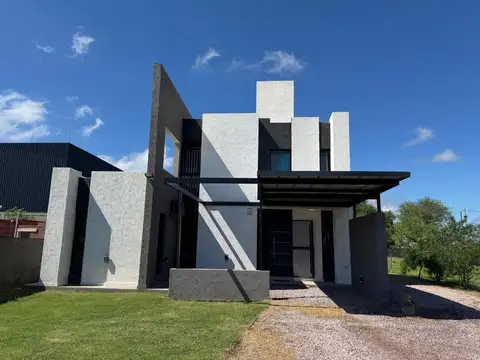 CASA DE 3 DORMITORIOS  A ESTRENAR