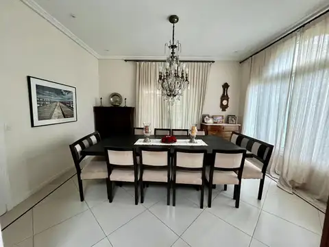 Casa 9 ambientes con 4 baños