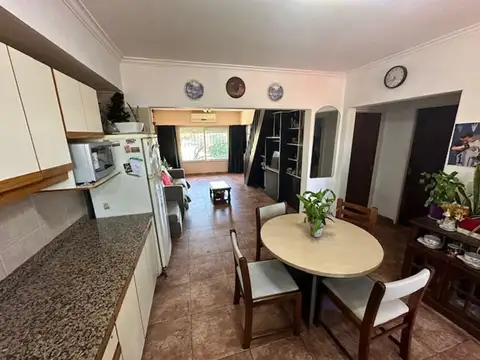 VENTA CASA 3 AMB + 2 DEPTOS. VILLA ADELINA