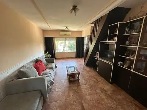 Casa 8 ambientes con 3 baños