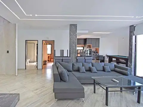 Casa en Venta con 3 cocheras