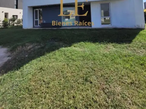 VENTA CASA CON PILETA
