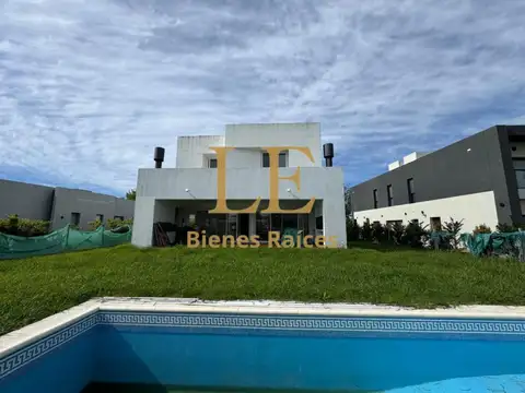 Casa en Venta con 3 cocheras