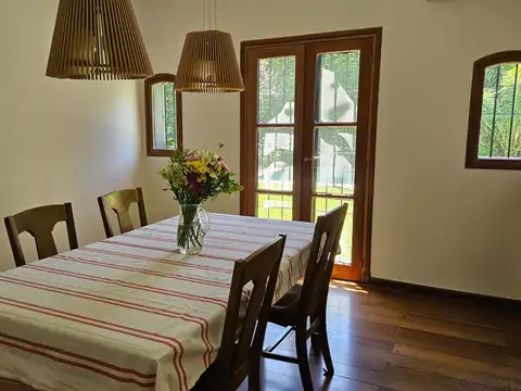 Casa en Alquiler con 2 cocheras