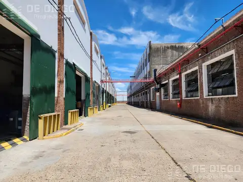 Deposito en venta 1400 m2 predio industrial con seguridad Quilmes, apto credito, GBA Sur