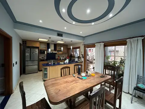 Casa en Venta con 3 cocheras