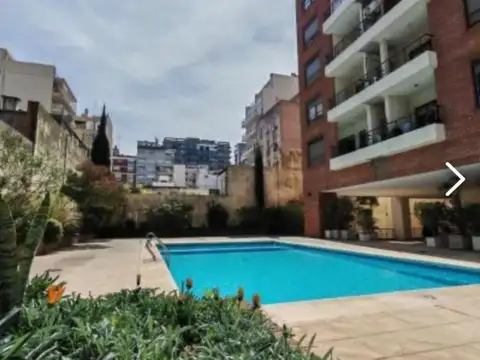 Excelente departamento de 2 ambientes. Torre con piscina - Cochera fija - Seg. 24 hs.