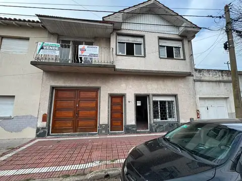 IMPORTANTE CHALET CUATRO AMBIENTES COCHERA Y PATIO