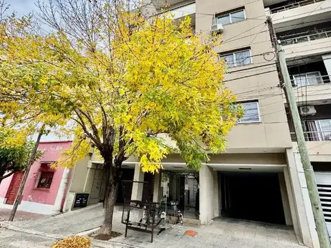 VENTA DE DEPARTAMENTO DE 1 DORMITORIO CON DOS COCHERAS