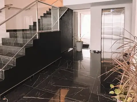 EXCELENTE EDIFICIO, 2 AMBIENTES, CON BAULERA DISPONIBLE.