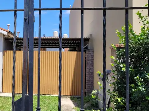 VENTA CASA 3 DORM ROBLES DE HORIZONTE 1 ESCRITURA