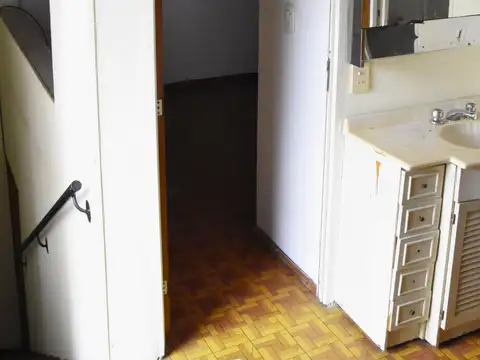 Casa 8 ambientes con 2 baños