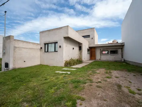 CASA EN VENTA LA PLATA BARRIO OMBÚ 2 DORMITORIOS