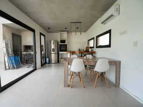 CASA EN VENTA LA PLATA BARRIO OMBÚ 2 DORMITORIOS
