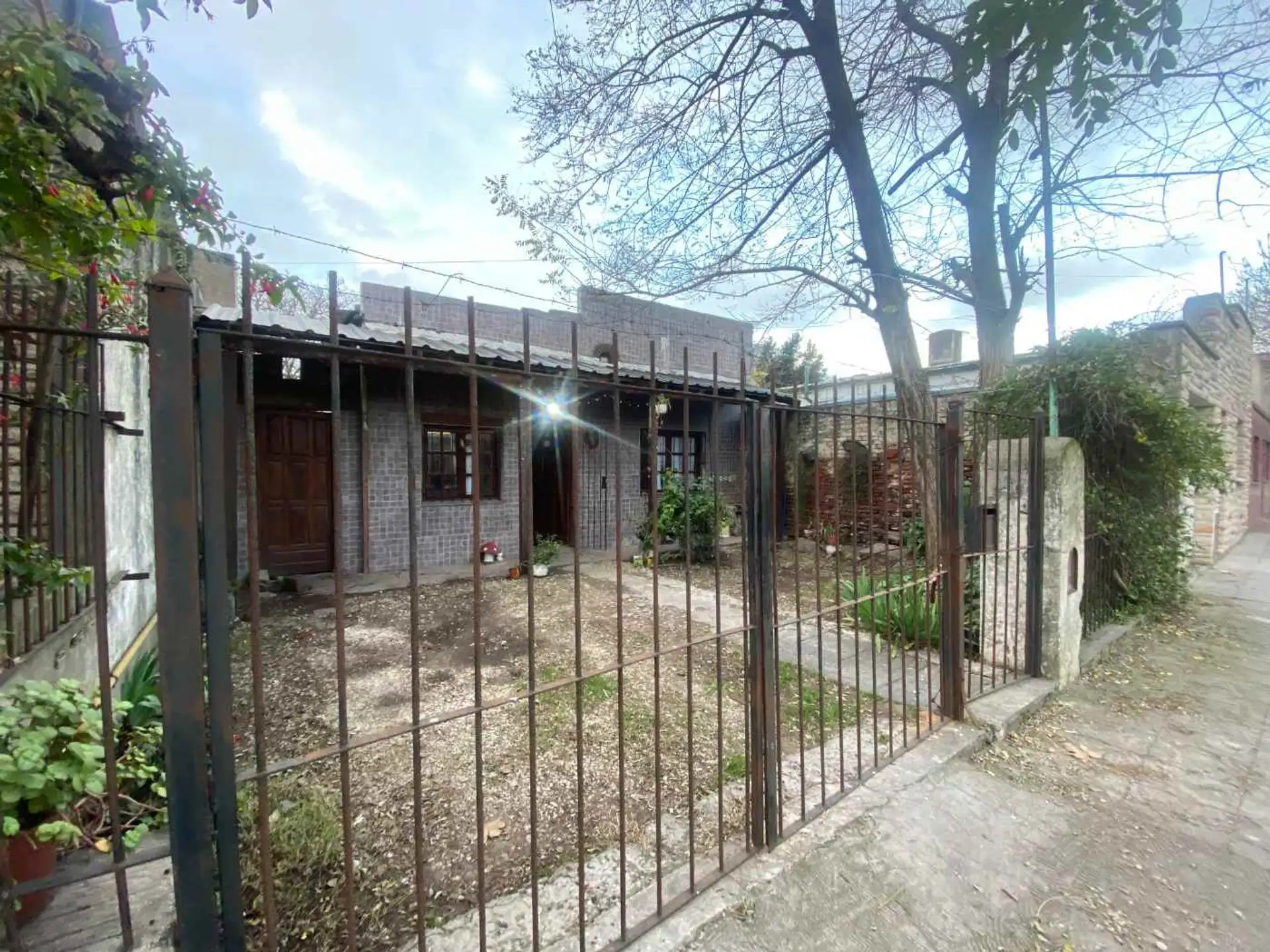VENTA CASA 4 AMB C/JARDIN SAN MARTIN Y MALVINAS