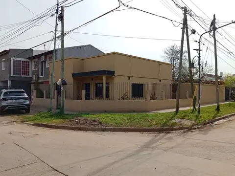 A NUEVO  IMPECABLE CASA DE 3 AMBIENTES JARDIN COCHERA