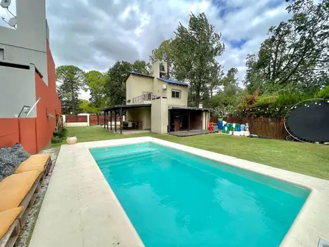 EXCELENTE CASA CON PISCINA Y JARDIN EN VENTA EN FUNES 