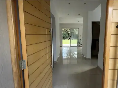Casa 4 ambientes con 3 baños